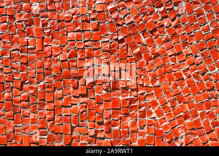 Frammento di mosaico con piccole pietre rosse in condizioni di luce solare intensa, close-up Foto Stock