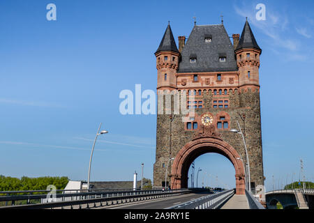 Nibelungentower in Worms, Germania. La torre è direttamente presso il fiume Reno ed è la porta di Worms. Foto Stock