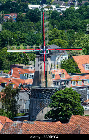 Mulino a vento in Zierikzee, Paesi Bassi tra case in estate Foto Stock