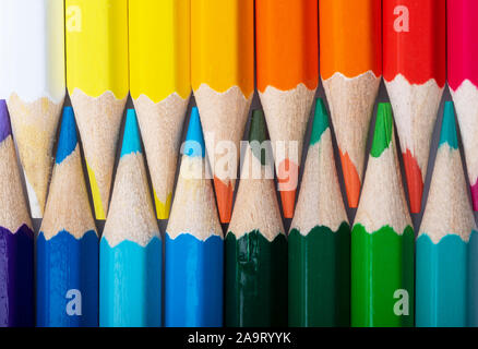 Due righe di matite colorate vicino. Due righe di matite colorate insieme. Foto Stock