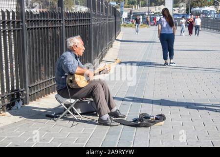 Istanbul, Turchia - Settembre-14.2019: Artista Musica su strada. Baglama Foto Stock
