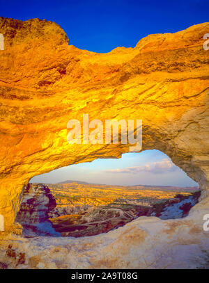 Natrual arch framing Cappadocia, Goreme National Park, Turchia, Cappadoccia Regione, depositi vulcanici presso Goreme Foto Stock