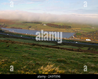 Stott Hall Farm, Stand serbatoio di legno & M62 nella nebbia nebbia da B6114 Saddleworth Road nr Moselden Scammonden altezza Foto Stock