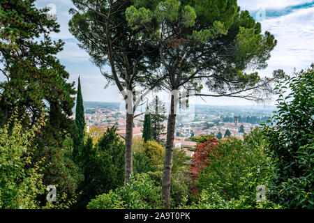 Si affaccia sulla città vecchia di Vittorio Veneto dalla sommità di una collina a Parco Papadopoli su un colorato giorni di autunno Foto Stock