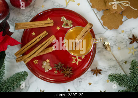 Fotografia di cibo di una tavola di marmo alto decorato con un tocco di eleganza raffinata rosso e oro Chistmas cookie e spezie Foto Stock