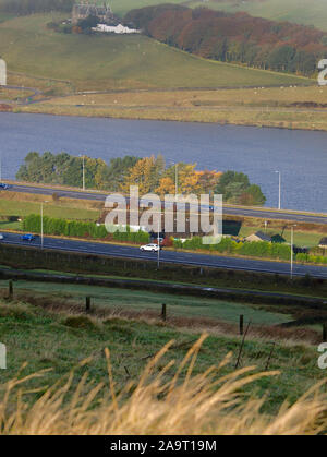 Stott Hall Farm, Stand serbatoio di legno & M62 nella nebbia nebbia da B6114 Saddleworth Road nr Moselden Scammonden altezza Foto Stock