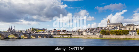 Cityscape Blois con la Cattedrale di San Lois e antico ponte di pietra sul fiume Loira, Loir-et-Cher in Francia Foto Stock