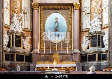Bella Vergine Maria statua nella Eglise Saint Vincent de Paul nel centro antico di Blois in Francia Foto Stock