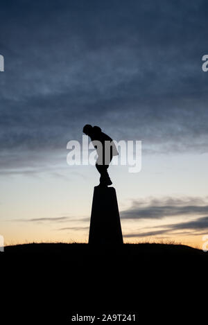 Silhouette al tramonto in cima cockleroy, bathgate colline Foto Stock