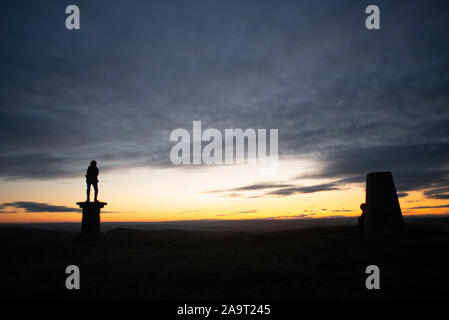 Silhouette al tramonto in cima cockleroy, bathgate colline Foto Stock