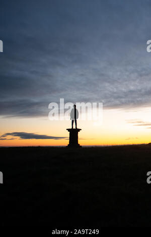 Silhouette al tramonto in cima cockleroy, bathgate colline Foto Stock