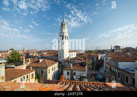 Splendida vista sui tetti di Venezia in una giornata di sole che guarda il Canal Grande e il ponte Foto Stock