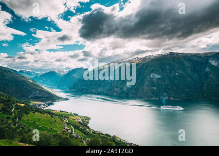 Aurland, Sogn og Fjordane fiordo, Norvegia. Estate incredibile vista panoramica di Sogn og Fjordane. Nave o traghetto camicia flottante nel famoso Natura norvegese Foto Stock