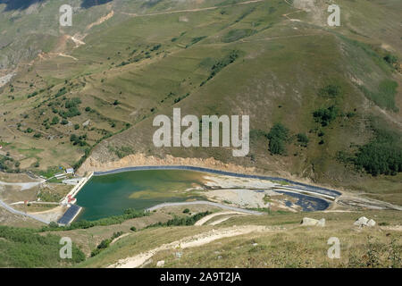 Costruzione di raccolta di acqua sul fiume hydro power station scopo nelle parti alte della Gumushane Foto Stock