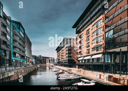 Oslo, Norvegia. Vista della zona residenziale a più piani case di Aker Brygge quartiere In serata d'estate. Famoso e popolare luogo. Foto Stock