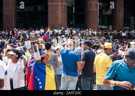 Un gruppo di dimostranti si concentra sulle strade di Caracas per riavviare le proteste contro Nicolás Maduro. Foto Stock