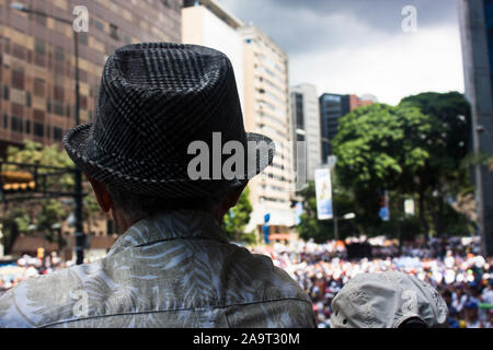 Un gruppo di dimostranti si concentra sulle strade di Caracas per riavviare le proteste contro Nicolás Maduro. Foto Stock