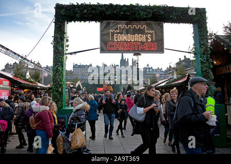 Edimburgo, Scozia, Regno Unito. 17 novembre 2019. Un occupato prima giornata intera a Princes Street Gardens Mercatino di Natale quando il sole splendeva tutto il giorno, incoraggiando la folla. Foto Stock