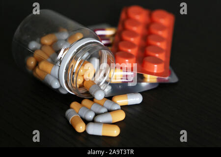 Pillole e capsule su tavola scuro, un sacco di farmaco multicolore di close-up. Concetto di farmacia, vitamine, la cura della salute Foto Stock