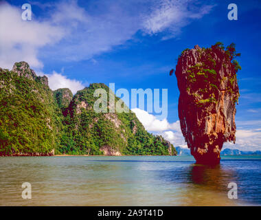Seastack all isola di James Bond, Phang Nga Bay National Park, Thailandia, Oceano Indiano, paesaggio carsico in mare Andman Foto Stock