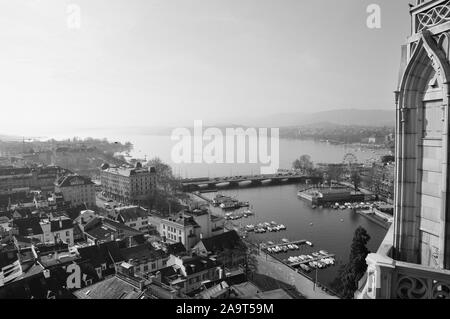 Vista panoramica dal Grossminster-Tower al Bellevue e il lago di Zurigo Foto Stock