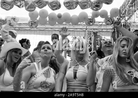 Il partito deve andare su: Ravers a Streetparade in Zürich-City Foto Stock