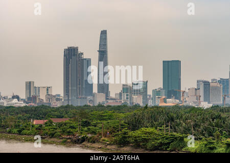 Ho Chi Minh City Vietnam - Marzo 12, 2019: canzone Sai Gon river. Bitexco torre finanziaria con lo skydeck stand con altri edifici sotto il cielo d'argento. Fro Foto Stock