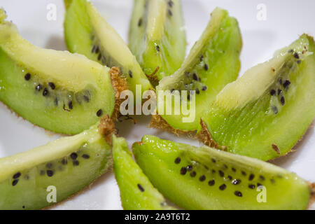 Il kiwi fette sulla piastra Foto Stock