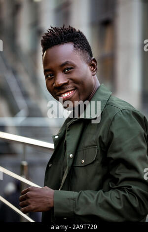 Ritratto di afro-americano in giacca elegante sulla via della città di sera Foto Stock