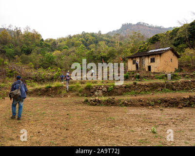 Passeggiate attraverso la abbandonata) Percorrere village, reso famoso da Jim Corbett nel libro maneaters del Kumaon, Kumaon Hills, Uttarakhand, India Foto Stock