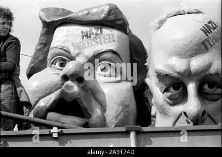 Anti Nazi League rally a Londra nel 1978 con effigi di Martin Webster e John Tyndall del Fronte nazionale Foto Stock