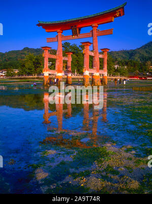 Il Floating Torii, Miyajima Isalnd, Giappone, simbolo del Giappone costruita nel 1875, le montagne e il mare interno al di là di Foto Stock