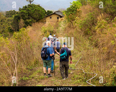 Passeggiate attraverso la abbandonata) Percorrere village, reso famoso da Jim Corbett nel libro maneaters del Kumaon, Kumaon Hills, Uttarakhand, India Foto Stock