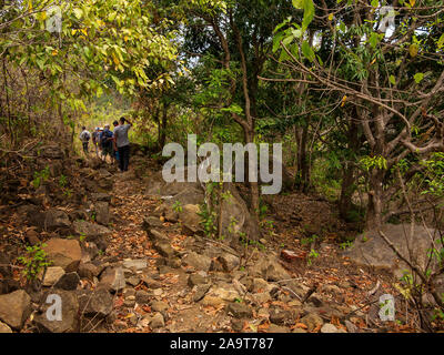 Passeggiate attraverso la abbandonata) Percorrere village, reso famoso da Jim Corbett nel libro maneaters del Kumaon, Kumaon Hills, Uttarakhand, India Foto Stock