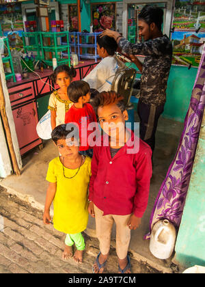 Indian ragazzi e una ragazza di fronte ad un taglio di capelli saloon al villaggio Pawalgarh, Uttarakhand, India Foto Stock