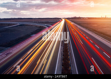 Autostrada trafficata con veloce movimento di veicoli in bel tramonto in Ungheria Foto Stock