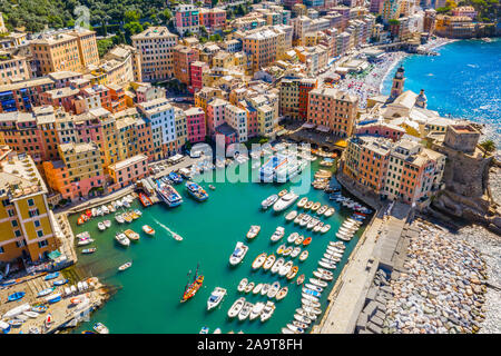 Vista aerea di Camogli. Panorama del Castello della Dragonara e Basilica di Santa Maria Assunta. Gli edifici colorati vicino al mar ligure spiaggia. Vista dal Foto Stock