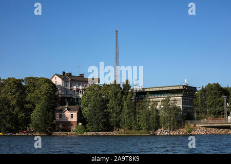 Vecchie ville Linnunlaulu accanto alla stazione ferroviaria centrale di segnalazione da anni settanta visto dalla baia di Töölönlahti a Helsinki in Finlandia Foto Stock