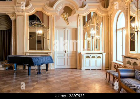 La sala da ballo di lusso con il vecchio pianoforte. Foto Stock