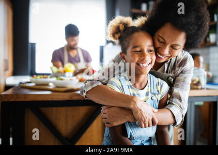 La madre e il bambino divertirsi la preparazione di un alimento sano in cucina Foto Stock