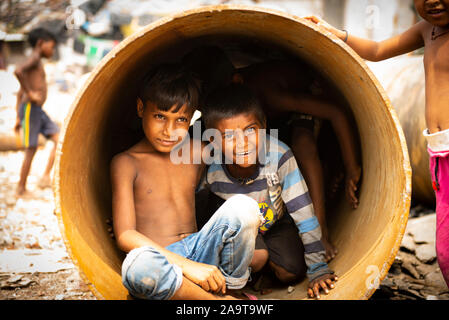 Bambini che giocano nelle discariche Foto Stock