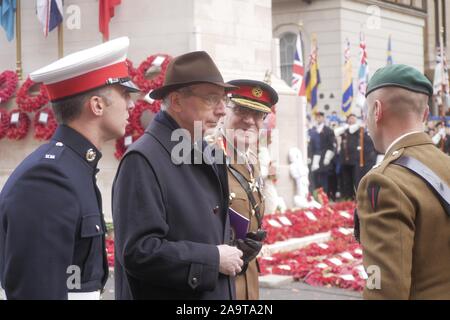 Londra, Regno Unito. 17 Nov, 2019. Sir Malcolm Rifkind, il Rabbino capo di Efraim e Mirvis destra venerabile signore sindaco di Westminster - Consigliere Ruth Bush, frequentare il AJEX annuale (l'associazione di Ex-Servicemen Ebraica e le donne) Ricordo cerimonia & Parade di Whitehall, Londra. Credito: Brian Minkoff/Alamy Live News Foto Stock