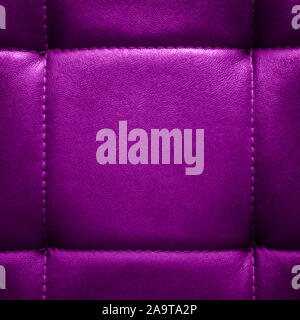 Shiny lilla scuro testurizzato artificiale pelle cuciti con filo. Close-up di divano superficie. Consente di visualizzare direttamente dall'alto. Altamente dettagliata backgrou quadrato Foto Stock