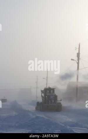 La cancellazione delle strade a seguito di una bufera di neve in un isolato Comunità Inuit, Arviat Nunavut, Canada Foto Stock