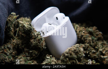Una combinazione di musica e di fumo di marijuana. Professioni Creative e Foto Stock