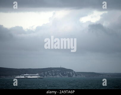 AJAXNETPHOTO. Settembre, 2019. CALAIS, Francia. - P&O TRAGHETTO SPIRITO DI BRETAGNA VOCE PER DOVER DOPO AVER LASCIATO CALAIS passando Cap Blanc Nez sormontato dal dover PATROL MEMORIAL OBELISCO. foto:JONATHAN EASTLAND/AJAXREF:GX8 192609 20515 Foto Stock