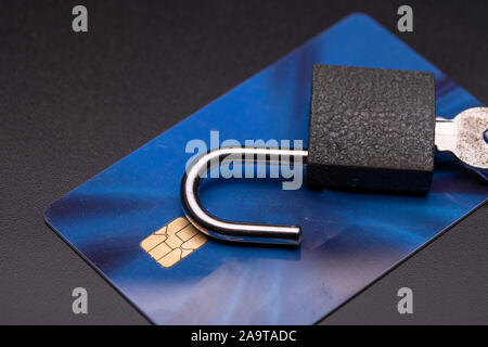In prossimità di una carta di credito o di debito per la sicurezza dello sfondo. La sicurezza dei pagamenti. Pagamenti Sicuri, soldi sotto la protezione - Account sulla scheda (miniera) chiuso o Foto Stock