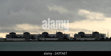 AJAXNETPHOTO. Settembre, 2019. GRAVELINES, Francia. - Centrali nucleari - visto dal canale. CENTRALE NUCLÉAIRE DE GRAVELINES IN NORD PAS DE CALAIS SULLA COSTA TRA DUNKERQUE E CALAIS.foto:JONATHAN EASTLAND/AJAX REF:GX8 192609 20526 Foto Stock