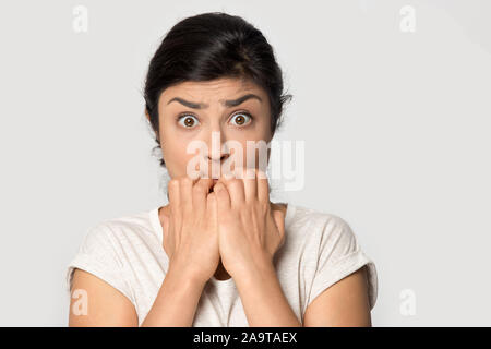 Colpo di Testa paura nervoso ragazza indiana di mordere le unghie, sensazione di paura Foto Stock