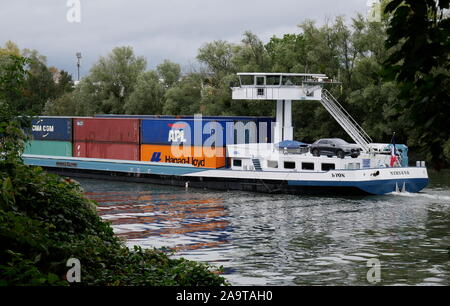 AJAXNETPHOTO. 2019. BOUGIVAL, Francia. - Supporto a scatola - contenitore moderno BARGE NIRVANA REGISTRATE IN LYON CAPI LENTAMENTE VERSO BOUGIVAL si blocca sul fiume Senna. Foto:JONATHAN EASTLAND/AJAX REF:GX8 192609 20582 Foto Stock